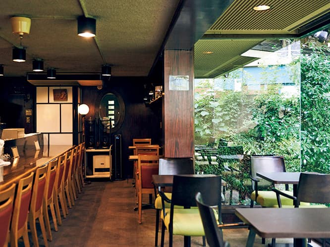 1988年誕生の正統派喫茶店。　蔦珈琲店　山田守設計。自宅兼設計事務所として建てられたものをカフェに。「テーブル席からは都心とは思えないほど豊かな緑の庭を眺められます」。●港区南青山5-11-20 TEL 03 3498 6888。