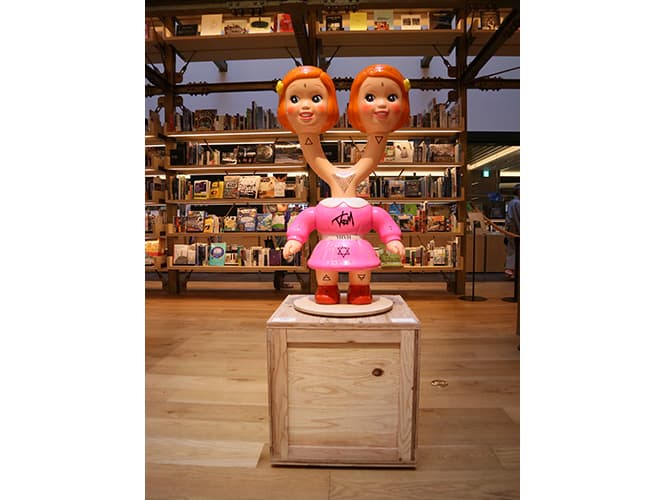 《Lily and Larah》。ポップさと奇妙さが同居する印象的な作品。