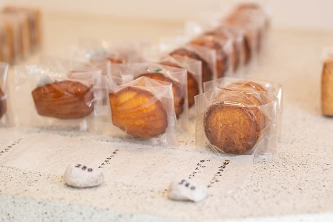 店のイチ押しのひとつ、フランスの伝統菓子〈ガレット ブルトンヌ〉。一袋2個入り560円(税込)。