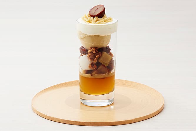 《和栗のパフェ》1,188円（10/1～ 1,210円）（税込）。〈トラヤカフェ青山店〉にて販売。