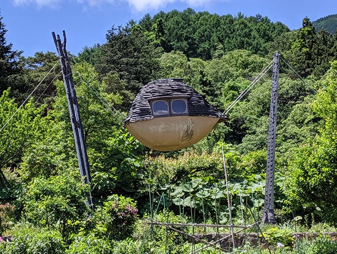 茶室《空飛ぶ泥舟》（2010年）。窓の向こうには八ヶ岳の絶景が広がる。