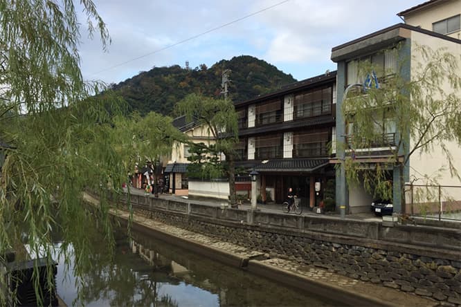 風光明媚な温泉街。だが、昨今では文学・演劇・アートを主軸に据えた様々なトライアルで街を盛り上げる。
