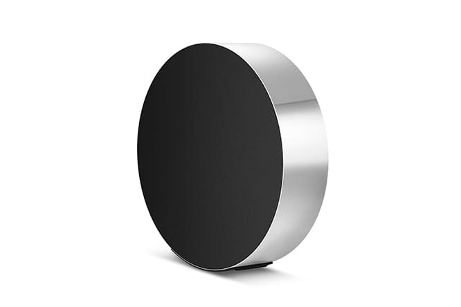 ワイヤレススピーカー《Beosound Edge》。直径50.2x厚さ13cm、462,900円、11月中旬発売予定。