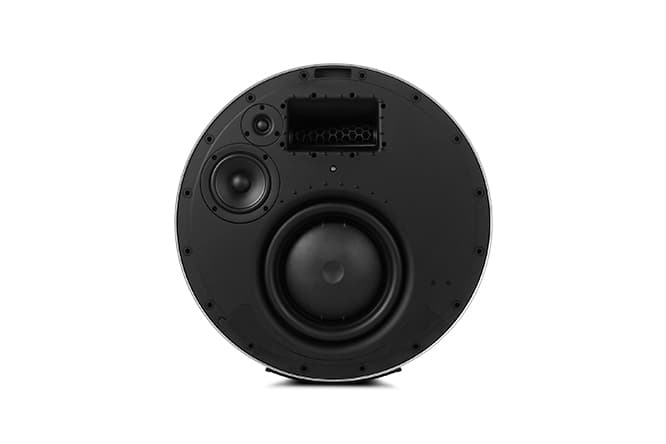 《Beosound Edge》のスピーカー部分（黒い布地を外した状態）。上部の四角い部分が世界初の「アクティブベースポート」。自動的にオープン／クローズすることで、低音域の響きをサポートする。