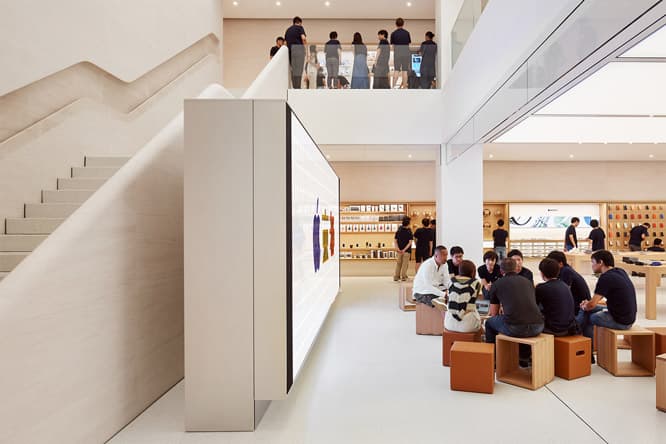 複数階にまたがる吹き抜けのアトリウムでは、無料講座〈Today at Apple〉のセッションが行われる。そして、階段に注目！