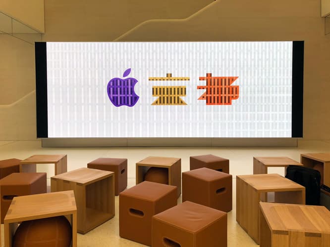 「Town Square」と呼ばれるコンセプトに基づいた参加型の店内。