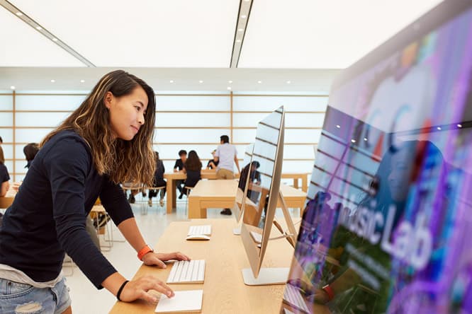 2階では、無料講座〈Today at Apple〉のセッションが行われる。