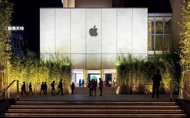 柔らかく輝く外観。四角い箱は世界共通のアップルストアのアイコン。