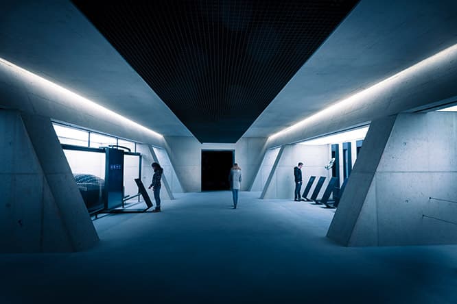 〈テック ラボ〉 『007』シリーズに欠かせない最先端のテクノロジーを駆使して作られた武器や車などの秘密兵器を紹介する部屋。タッチパネルで、それぞれの技術を解説していく。