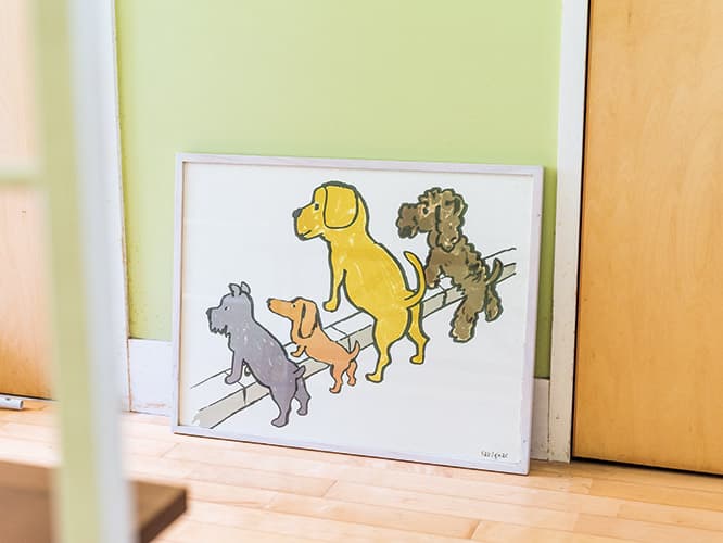 アトリエを飾るサヴィニャックのポスターもわんこ。