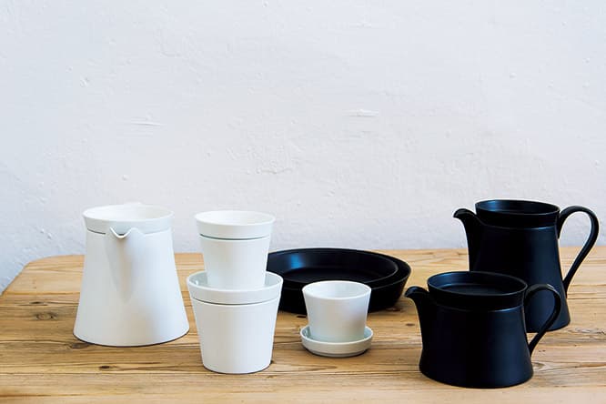 BRAND ： 2016/　NAME ： TEA SERVICE SET 　陶磁器産地の有田と世界16組のデザイナーがコラボレーションした〈2016/〉のテーブルウェア。機能を重視したフォルムには上質な佇まいがある。インゲヤードらしい白と黒の組み合わせで、色合いにも深みが。