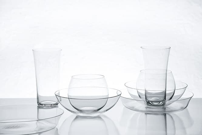 BRAND ： KIMURA GLASS 　NAME ： THE SET 　1910年創業の木村硝子店は、インゲヤード・ローマンと長年の交流があった。2017年に発表された《ザ・セット》はプレート、ボウル、各種のグラスの4種類のアイテムで構成され、重ねると蓮の花のように見える。