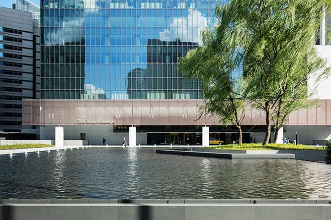 〈The Okura Tokyo〉は、地上41階建て〈オークラ プレステージタワー〉と、17階建て〈オークラ ヘリテージウイング〉の2棟からなる。〈大倉集古館〉を加えた三棟が六角形の「水鏡」を囲む。