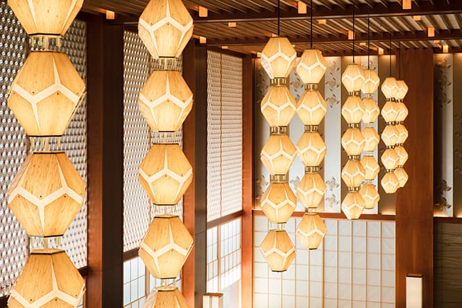 中身はLED化された《オークラ・ランターン》。麻紐で柄を表現している外側のプレートは再利用された。