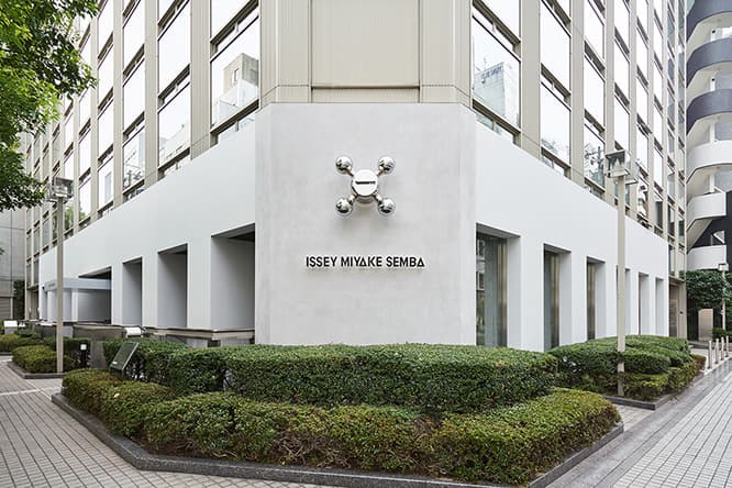〈ISSEY MIYAKE SEMBA〉外観。ロゴの上の巨大な水栓に注目。