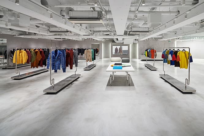 ISSEY MIYAKE MENなど主にメンズを扱う地下のフロア。