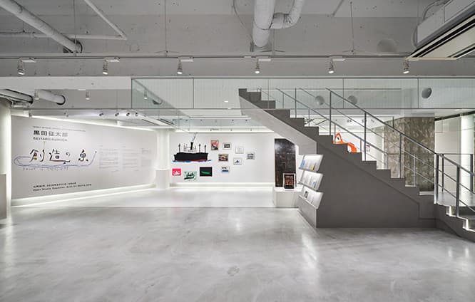 地下の「クリエイションスペース」、黒田征太郎「創造の泉」展会場風景。この写真を撮影したあと公開制作が行われているので、もっとにぎやかになっている。