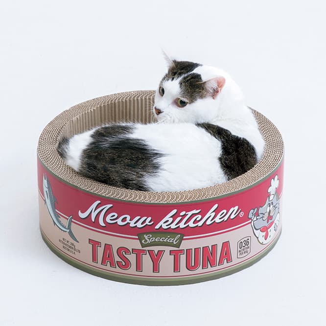 AWESOME STORE／爪とぎ Tuna Can
段ボール素材のツナ缶風爪とぎは、中でまるまったり寛ぐのにもほどよいカーブとサイズ感。φ37×H13.3cm 1,980円（AWESOME STORE TEL 03 5774 2342）。