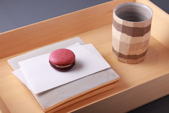 厳選したお茶やシャンパーニュと相性のよいマカロンをセットにして提供。ほうじ茶とマカロン “紅葉” のセット1300円。器は朝日焼、トレイは中川木工芸。