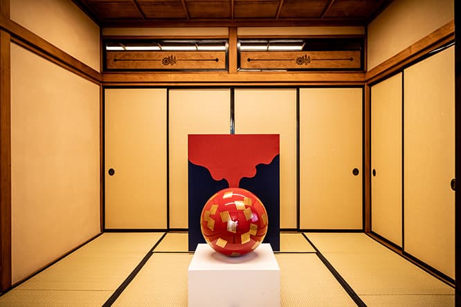 「源氏香の図　蒔絵香炉」。石川県輪島市の伝統工芸士の手によって仕上げられた。2階に展示されている。