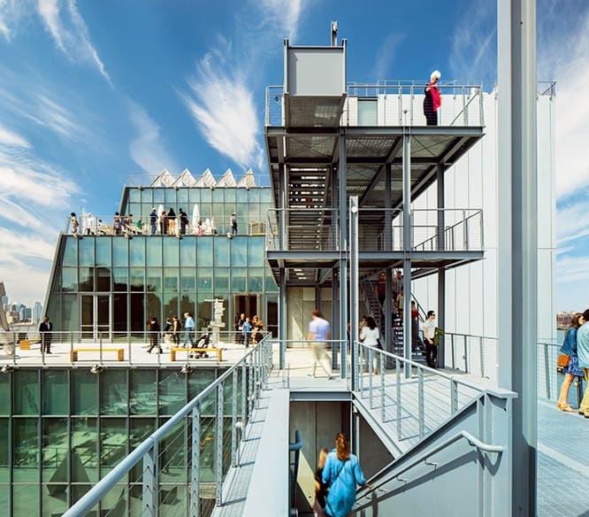 〈ホイットニー美術館〉（2015）。ニューヨークの移転新築になった美術館。Renzo Piano Building Workshop, Whitney Museum of American Art, New York, 2015  Photo © Nic Lehoux  © RPBW