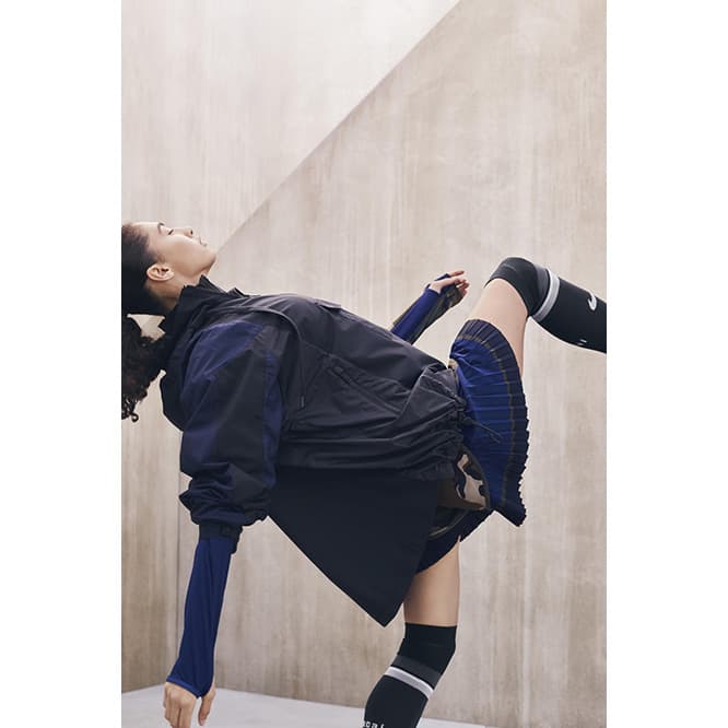 〈NIKE〉と〈sacai〉によるハイブリッドなアパレルコレクションが誕生。