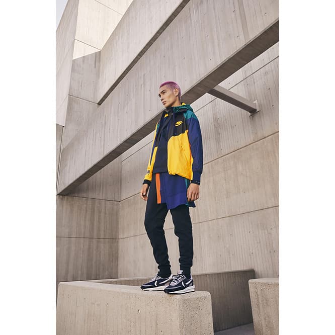 〈NIKE〉と〈sacai〉によるハイブリッドなアパレルコレクションが誕生。