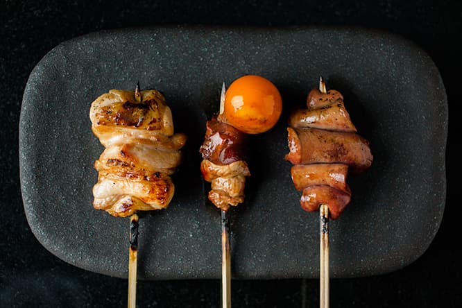 こんがり強めの焼き目が〈鳥さわ〉スタイル。