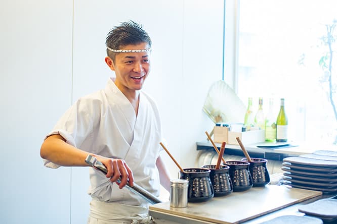 店長、濱田暢之。1983年、千葉生まれ。父がパティシエで実家が弁当店という環境で生まれ育ち、ホテルのサービス、バル、居酒屋などの厨房を経て、亀戸〈鳥さわ〉入店。大将、中澤章の薫陶を受け、2019年5月より現職。