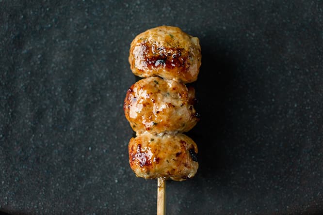 「つくね」300円。刻んだ軟骨のプチプチした食感と、大葉の爽やかな風味で人気。