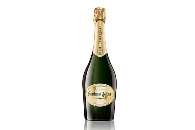 新たなボトルデザインになった「ペリエ ジュエ グラン ブリュット」（750ml）7,050円。最高醸造責任者であるエルヴェ・デシャンは、「メゾンのスタイルを代表する完璧なキュヴェ」と表現している。
