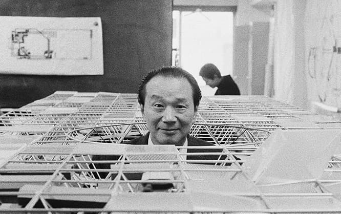 大屋根の模型から頭を出す太郎。丹下はこのほかに〈旧東京都庁舎〉や〈国立代々木競技場〉でも太郎とコラボレーションしている。