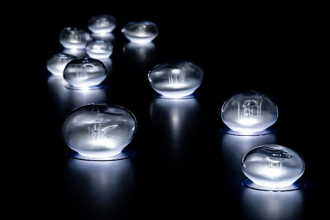 和紙に囲まれた空間に置かれた『FLUX』のオブジェ。