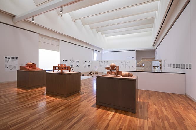 磯崎新の謎「いき」篇　展示風景。手前右から《A邸 模型》1968-69年、《N邸 模型》1964年、《Y邸 模型》1973-75年 撮影：久保貴史、提供：大分市美術館