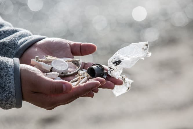 カリフォルニア・ビーチに打ち上げられたプラスチック廃材を集めるミランダ・ワン。©︎Rolex/Bart Michiels