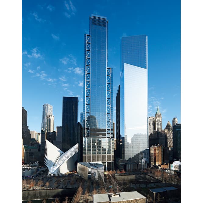 NY一のインスタスポットことカラトラバの〈オキュラス〉と、槇文彦の〈4WTC〉の間というロケーション。西向きなので日没の美しさは格別。