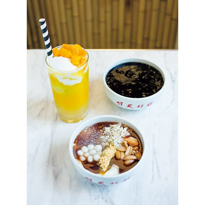 左から時計回りにマンゴージュース750円、黒胡麻豆花900円、明天豆花800円。ベースの豆花は同じだが、トッピングで味の印象が変わる。