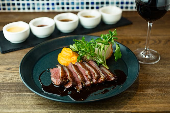 「ハンガリー産鴨肉のロースト 180g」2,500円。グリーンペッパーソースを添えたなら、軽やかで果実味豊かなロワール産「ラ・ガリエール2017」を合わせたい。グラス1,000円、ボトル6,000円。