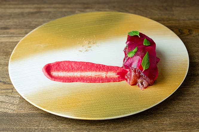 「戻り鰹とビーツのコンポジション ミントの香り」1,200円。鰹に醤油入りの調味液に漬けたビーツのピクルスをまとわせ、焦がしエシャロットとニンニク、ビーツのピュレを添えた前菜。