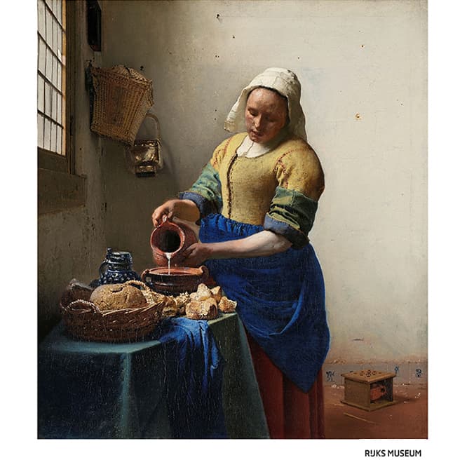 ヨハネス・フェルメール《牛乳を注ぐ女》1658年-1660年頃 アムステルダム国立美術館Rijksmuseum. Purchased with the support of the Vereniging Rembrandt, 1908　鈍くて冷たい光の中、メイドの服の黄色、青、赤が浮かび上がる。
