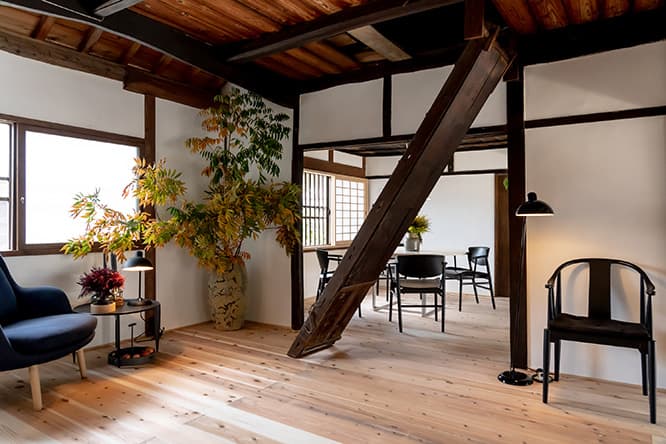 名作家具で古民家の空き家を再生させた〈フリッツ・ハンセン庵〉。