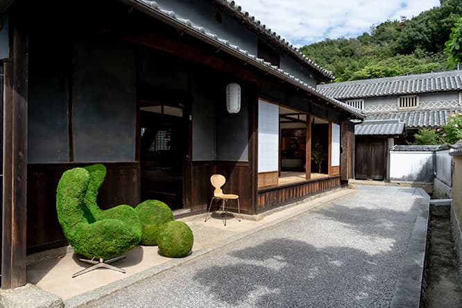 玄関先にはデンマーク出身のフラワーアーティスト、ニコライ・バーグマンとコラボレーションした苔の《エッグチェア》が出迎える。