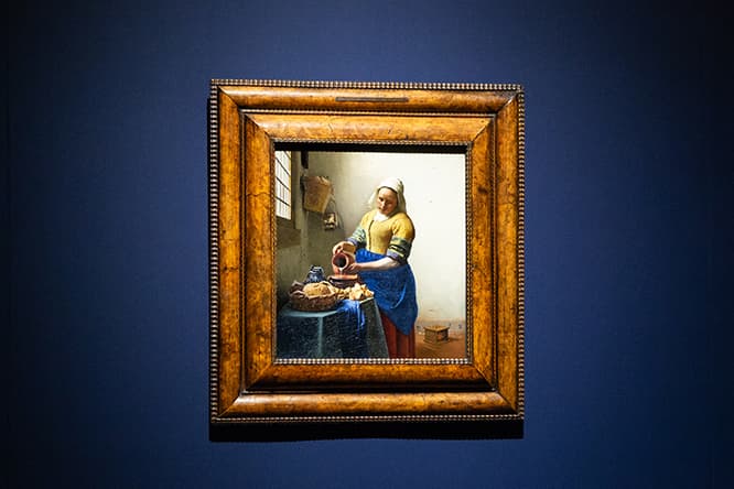 本展の目玉、フェルメール《牛乳を注ぐ女》は「フェルメール・ルーム」の奥に展示されている。