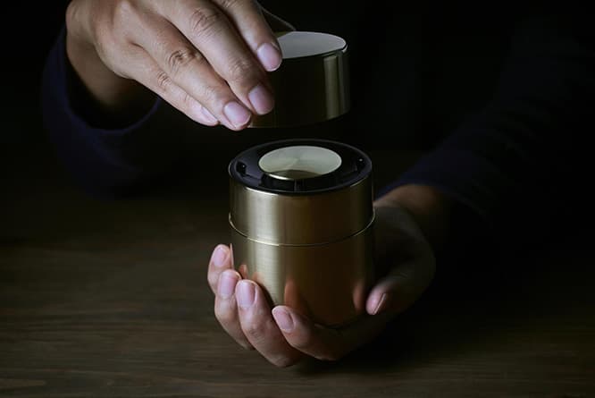 蓋を開けると音が響く！ 開化堂の茶筒型スピーカーが商品化。