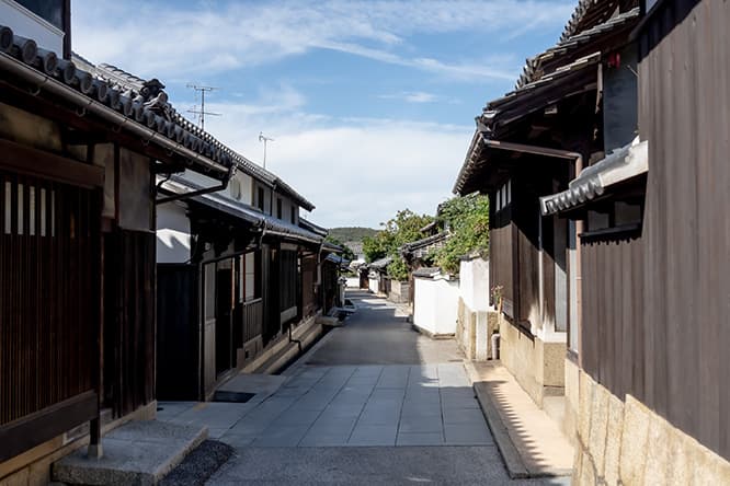 国の重要伝統的建造物保存地区に指定されている笠島地区。