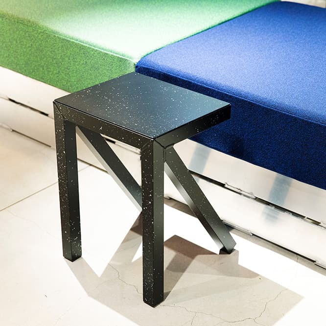 《Bureaurama Stool SH500》ブルー／グレイ67,000円、ブラック(斑点)／蛍光オレンジ／蛍光イエロー73,000円。3サイズ展開。