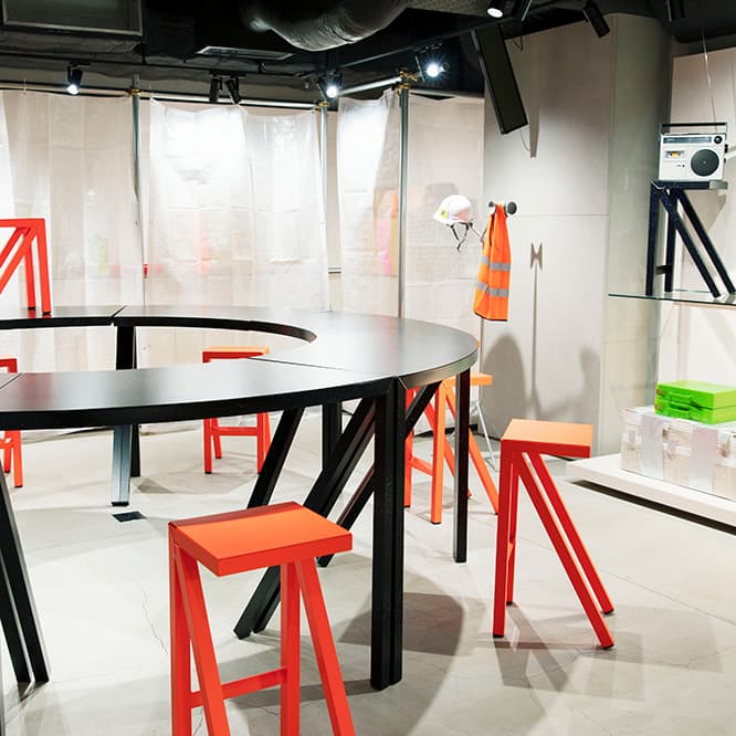 円形のテーブル《Bureaurama table》210,000円。
