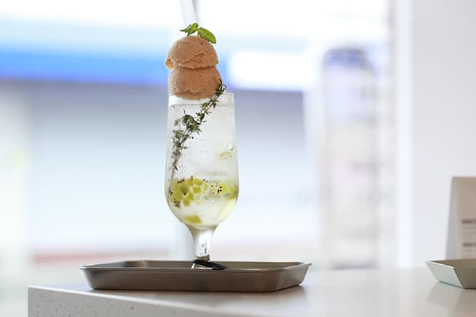 クリームソーダも季節替わり。シロップに漬けたキウイを炭酸で割ったソーダに自家製の柿のアイスクリームをトッピング。900円。スイーツのほかに、焼き立てのだし巻サンドや豚角煮サンド、和食メインのワンプレートなども揃う。
