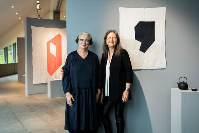 会場にてGoogle Design Studioを率いるアイビー・ロス（右）と、本展を一緒につくりあげたトレンド・クリエイターのリドヴィッチ（リー）・エデルコート。ふたりは40年来の友人だ。会場ではエデルコートが厳選した日本ならではの美意識を感じさせる暮らしの日用品と、スタジオ・イナマットによる古布を使ったテキスタイル・アートがGoogleのハードウェアとともにコーディネイトされ、暮らしに溶け込んだテクノロジーのあるべき姿が提案されている。