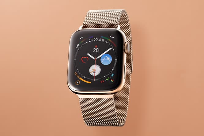 《Apple Watch Series 4》44mm、ゴールドステンレススチールケースとゴールドミラネーゼループ。GPS+Cellularモデル。90,800円。